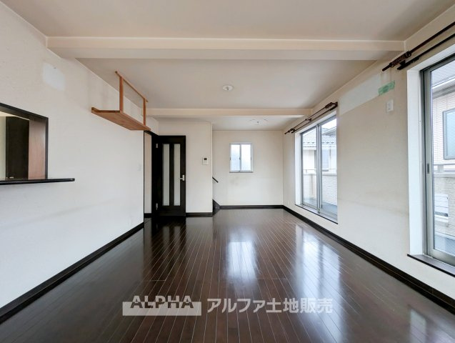 昭島市中神町の中古一戸建の居間・リビング|【Open Living】
◆リビング◆バルコニーに面した2階のLD。ダイニングテーブルやソファなどを配置し、食事とくつろぎの場所として幅広く活用できます。
