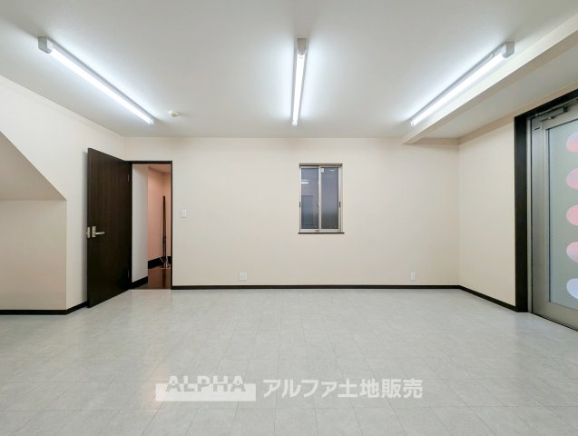 昭島市中神町の中古一戸建の居間・リビング|【Relaxing Space】
◆リビング◆住まいの2階に設けられたLD。来客時のおもてなしから家族団らんまで、毎日のさまざまなシーンで活躍する居住空間です。