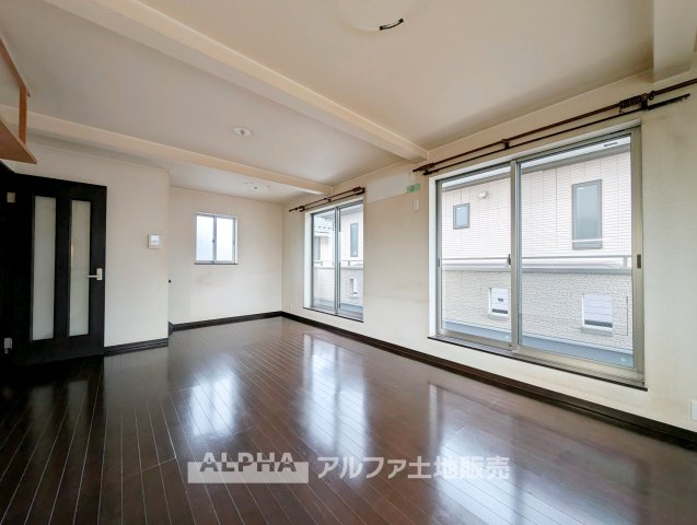 昭島市中神町の中古一戸建の居間・リビング|【Relaxing Space】
◆リビング◆住まいの2階に設けられたLD。来客時のおもてなしから家族団らんまで、毎日のさまざまなシーンで活躍する居住空間です。