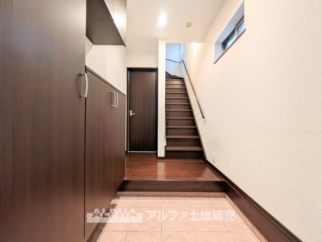 昭島市中神町の中古一戸建の玄関|【Entrance】
◆玄関◆ビルトインガレージからも近い1階玄関。外出や帰宅時の動線がまとまり、上階の生活空間へスムーズにつながる設計です。