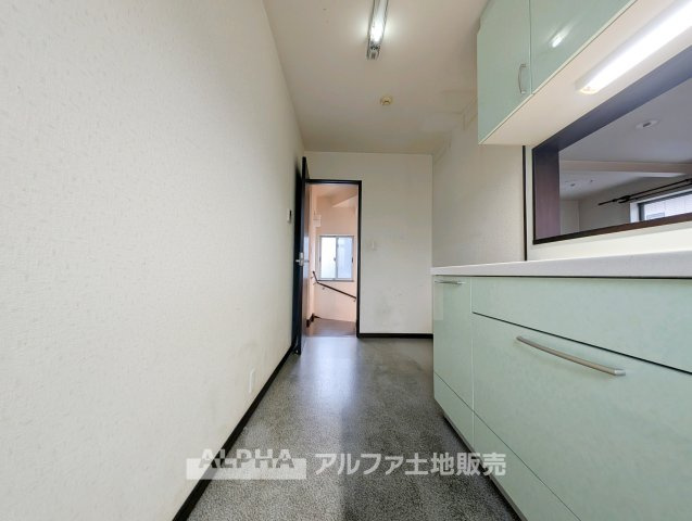 昭島市中神町の中古一戸建のキッチン|【Kitchen】
◆キッチン◆LDと同じ2階に配置されたキッチン。調理から配膳、食事までの動線をまとめやすく、毎日の家事を進めやすい配置です。