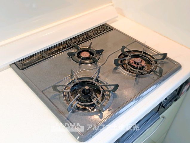 昭島市中神町の中古一戸建のキッチン|【Gas Stove】
◆ガスコンロ◆都市ガス対応の住まい。販売図面ではコンロの仕様・口数について記載がないため、詳細は現地での確認が必要です。