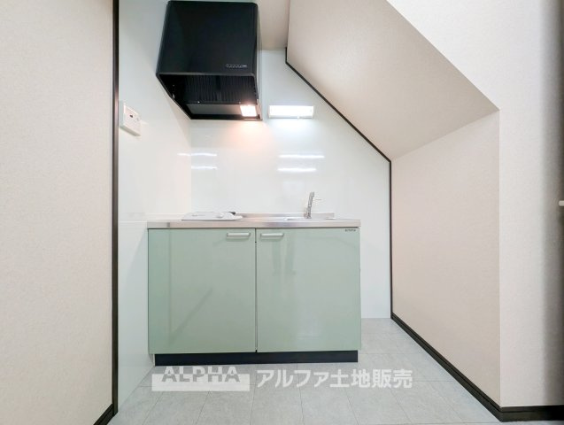 昭島市中神町の中古一戸建のキッチン|【Mini Kitchen】
◆ミニキッチン◆1階にミニキッチンを設置。飲み物の準備や簡単な調理などに使いやすく、上階のキッチンまで移動する手間を減らせます。