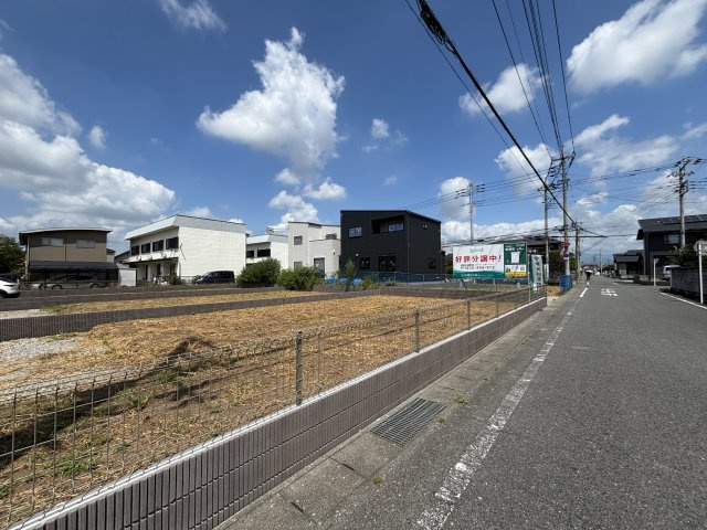 ワイウッドコート伊勢崎市安堀町第4期【建築条件付き売地】の前面道路含む現地写真|【伊勢崎市安堀町第4期　現地外観】
※令和８年8月時点