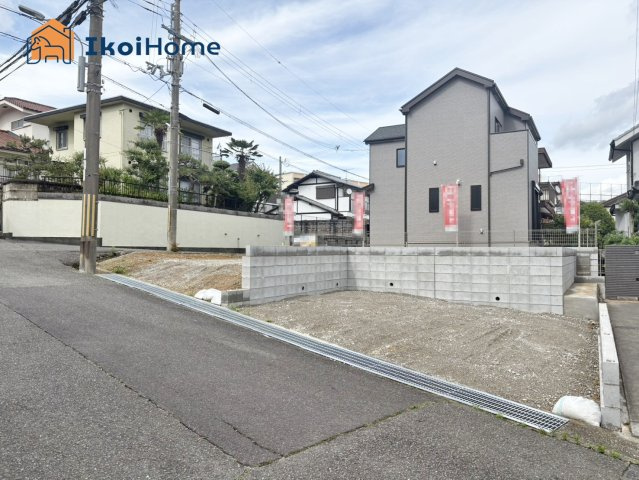 神戸市西区北山台2丁目全2棟A号棟　新築戸建の前面道路含む現地写真|●資料・カタログのご請求無料●角地物件！前面道路は北側幅員約3.9m、東側幅員、約5.9ｍになります