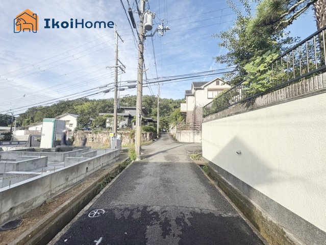 神戸市西区北山台2丁目全2棟A号棟　新築戸建の前面道路含む現地写真|●資料・カタログのご請求無料●角地物件！前面道路は北側幅員約3.9m、東側幅員、約5.9ｍになります
