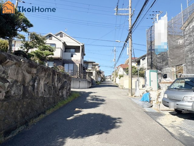 神戸市西区北山台2丁目全2棟A号棟　新築戸建の前面道路含む現地写真|●年中無休：当日予約可●前面道路は北側幅員約3.9m、東側幅員約5.9ｍの角地。交通量少なく安心！