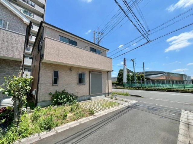 入間市豊岡４丁目 中古戸建の前面道路含む現地写真
