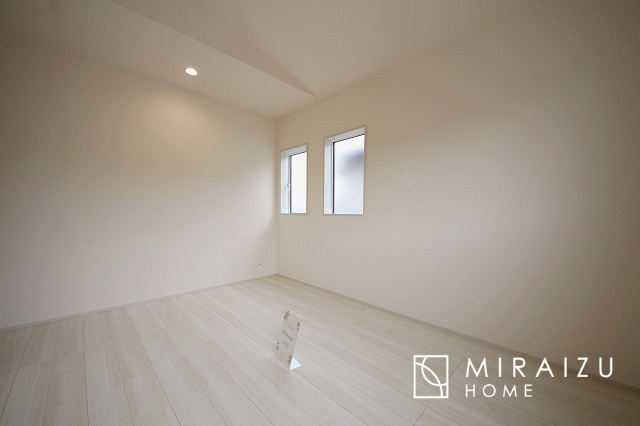 【子供部屋】 | お子様のお部屋にも主寝室にも使えますね。窓が二面についていますので採光もばっちり、空気の入れ替えもOK！自分のお部屋を持ちたいお子様の夢を叶えます！