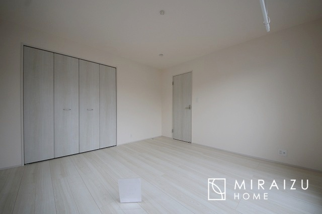 【子供部屋】 | 床のフローリングもオシャレな洋室が嬉しいです。独立性のある住宅ですので、各居室それぞれ、テイストの違うお部屋インテリア造りをしても面白いかもしれませんね！