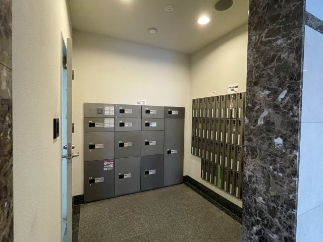 フローレンス上大須賀ターミナルスクエアのその他共用部分|通販生活も快適に。荷物受取のストレスがない宅配ボックスを完備しています