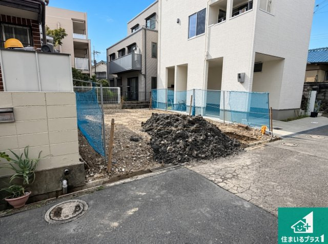 箕面市箕面　新築一戸建ての前面道路含む現地写真|周辺は落ち着いた街並みの住宅地！子育てがしやすい住環境です！まだ未完成ですが、現地でしかわからない事もございます。是非一度ご覧ください。