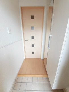 【玄関】 | スザンヌ　ラングランＤ | 収納もある玄関です