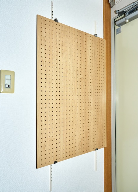 サンフレーズ東町2の設備|貼ったり掛けたり玄関のパンチングボード