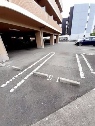 ハッピー・デンの駐車場