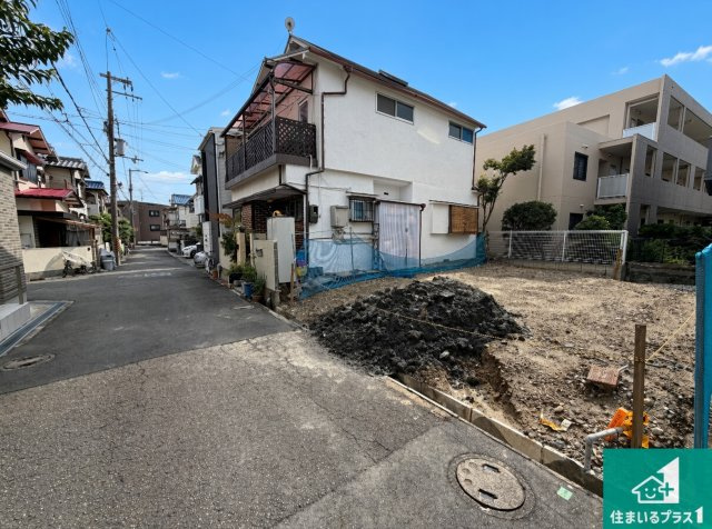 箕面市箕面　新築一戸建ての前面道路含む現地写真|周辺は落ち着いた街並みの住宅地！子育てがしやすい住環境です！まだ未完成ですが、現地でしかわからない事もございます。是非一度ご覧ください。