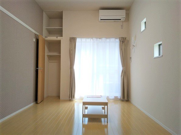 クレイノドゥマンＡ館の居間・リビング|右側窓は端部屋のみです