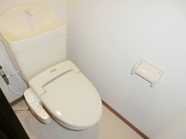 温水洗浄便座付きのトイレです♪