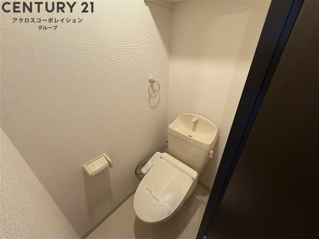 温水洗浄便座付きのトイレです♪