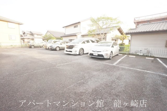 屋敷添ハイツの駐車場