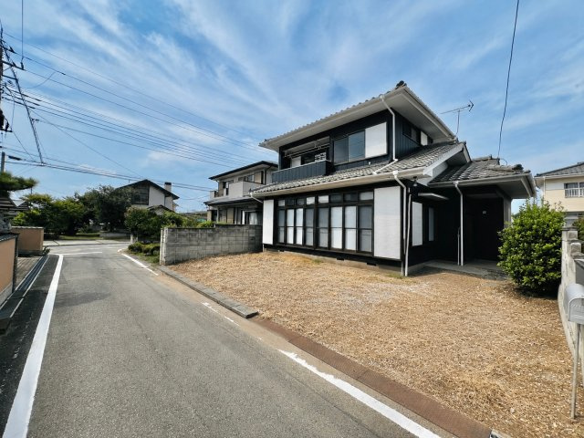 伊勢崎市田部井町の前面道路含む現地写真|間口も広く駐車も楽々♪