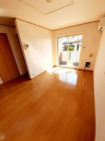 ラッフィナート・カーサ壱番館の居間・リビング|こちらの居間で趣味の時間をお楽しみください