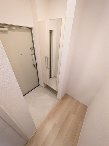 ヒカルサ神戸垂水山手の玄関|収納もある玄関です