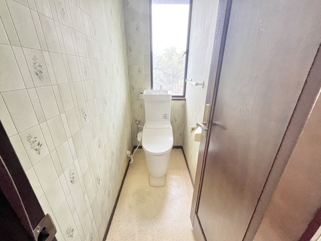 山荘町戸建のトイレ