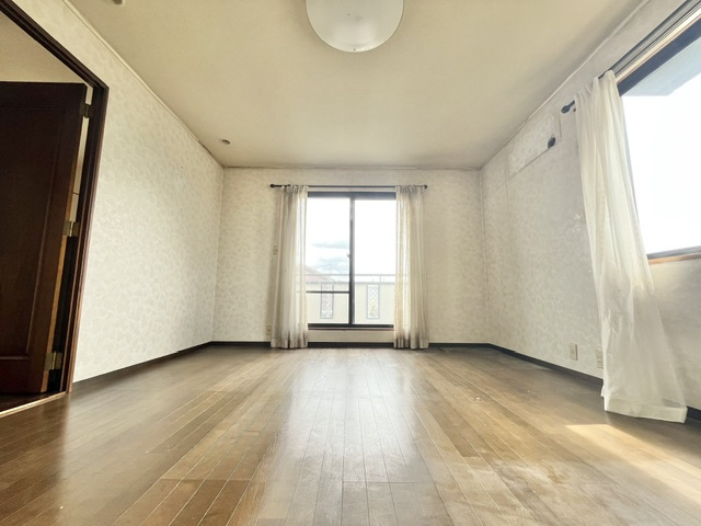 山荘町戸建の洋室