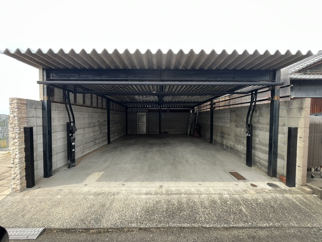 山荘町戸建の駐車場