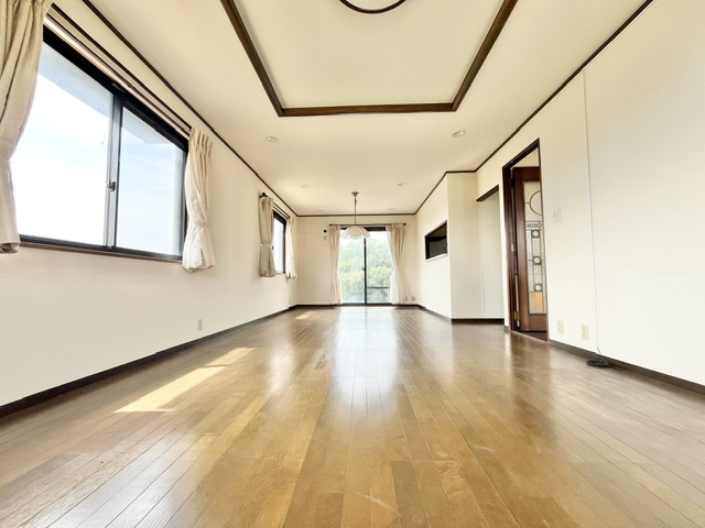 山荘町戸建の居間・リビング