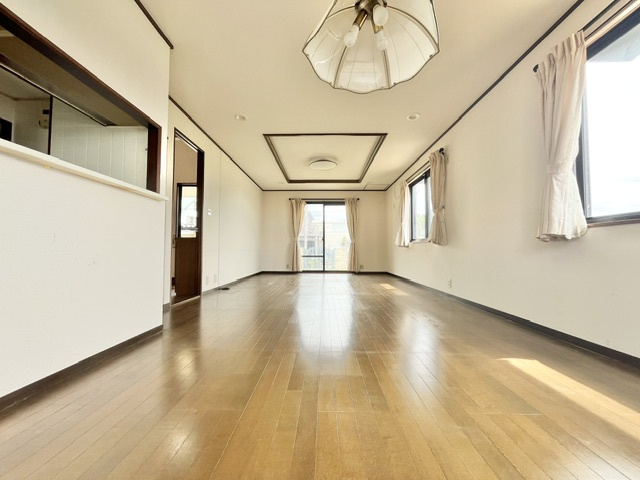 山荘町戸建の居間・リビング