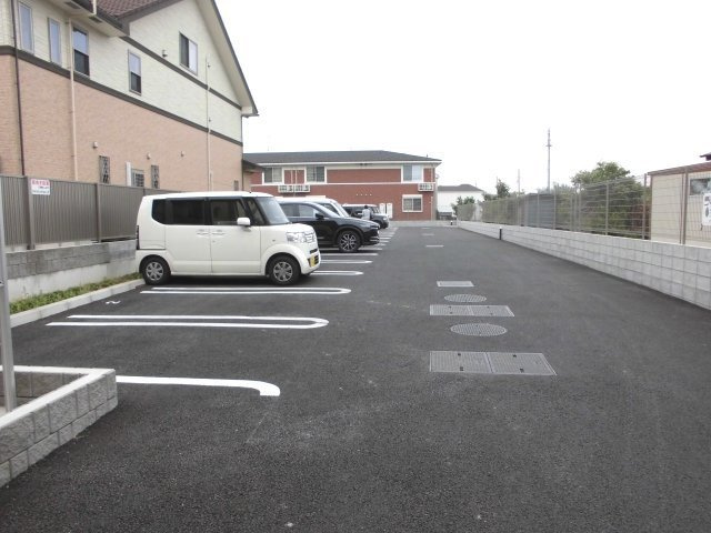 グランデ　ポルトⅢの駐車場