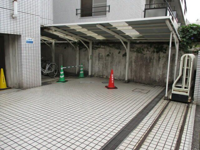 ロイヤルハイネスの駐車場