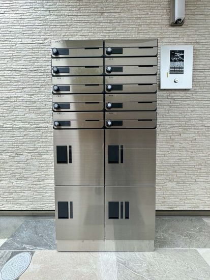 京都市伏見区向島立河原町のアパートのエントランス