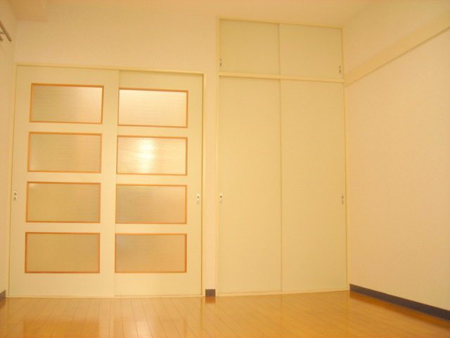 フラット西麻布の居間・リビング|★明るいフローリングの角部屋です★