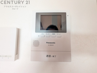 訪問者が来たときにテレビ画面で確認できるため、安心してドアを開けられます。録画機能があるものもあり、留守中に来訪者を記録しておくことができます。利便性が高く、セキュリティ面でも安心です。
