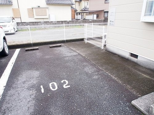 メゾン井貫の駐車場