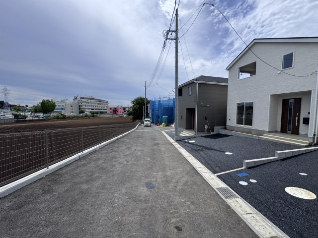 松戸市六実５丁目新築戸建（六実第12）の前面道路含む現地写真|東側前面道路・幅員約5.5ｍ
