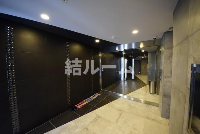 川口市並木３丁目の賃貸マンションのエントランス