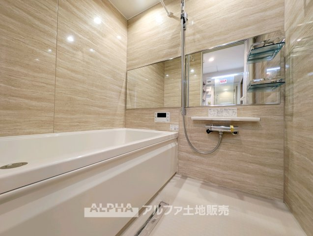 シャルマンコーポ拝島の浴室|◆浴室◆新規交換されたユニットバスには浴室乾燥機と追焚機能を搭載。毎日の入浴や洗濯を便利にしてくれます。