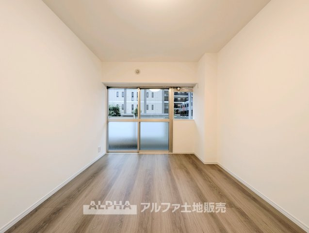 シャルマンコーポ拝島の洋室|◆洋室◆3つの洋室を配置。寝室や子ども部屋、仕事部屋など、家族構成や生活スタイルに合わせて使い分けられます。