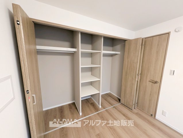 シャルマンコーポ拝島の収納|◆収納◆各洋室にクローゼットを配置。衣類や日用品を居室ごとに整理でき、生活スペースをすっきり保てます。