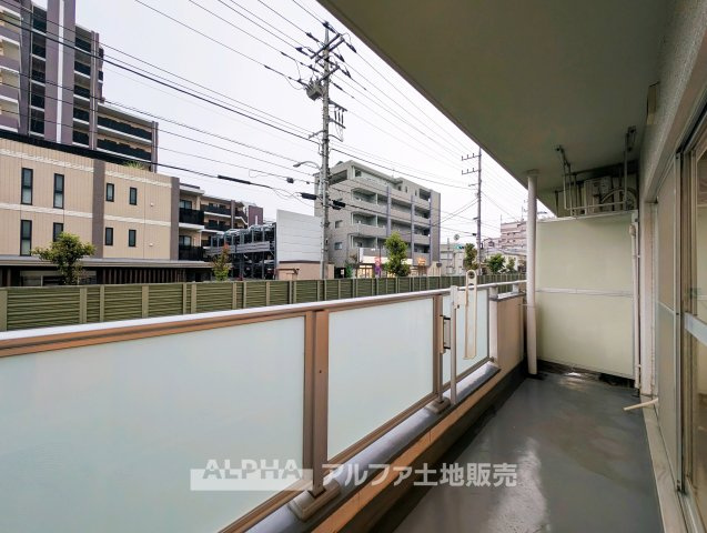 シャルマンコーポ拝島のバルコニー|◆バルコニー◆南西向きのバルコニーはLDKと約6.8帖の洋室に面した配置。洗濯物を干す場所として日々活用しやすい屋外スペースです。