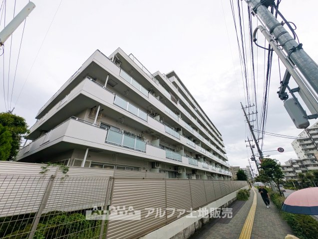 シャルマンコーポ拝島の外観|◆外観◆駅まで平坦な道のりで、駅前商店街を経由できる生活利便性にも注目。日々の買い物や電車でのお出かけにも便利な住環境です。