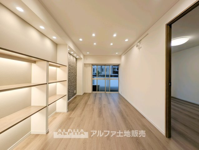 シャルマンコーポ拝島の居間・リビング|◆リビング◆南西向きのLDK。家族団らんや食事など、毎日の暮らしの中心となる空間です。