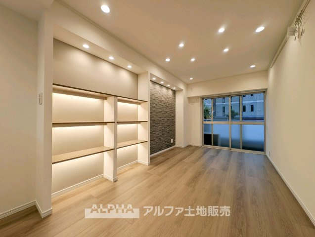 シャルマンコーポ拝島の居間・リビング|◆リビング◆南西向きのバルコニーに面したLDK。食事を楽しむダイニングからソファで過ごす時間まで、家族の暮らしを一つの空間で楽しめます。