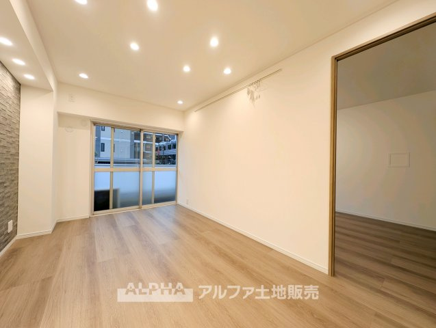 シャルマンコーポ拝島の居間・リビング|◆リビング◆LDKにはエコカラットとデザインシェルフを新設。収納やインテリアを楽しみながら、すっきりとした住空間をつくれます。