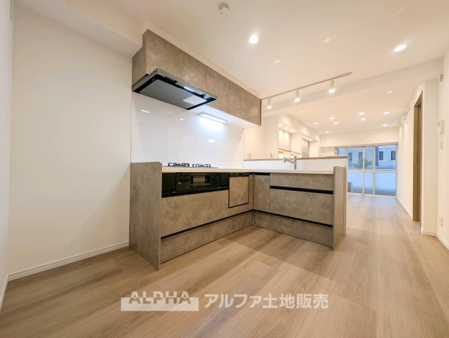 シャルマンコーポ拝島のキッチン|◆キッチン◆新規交換されたシステムキッチン。食洗機と浄水器を備え、調理から後片付けまで毎日のキッチンワークを快適に進められます。