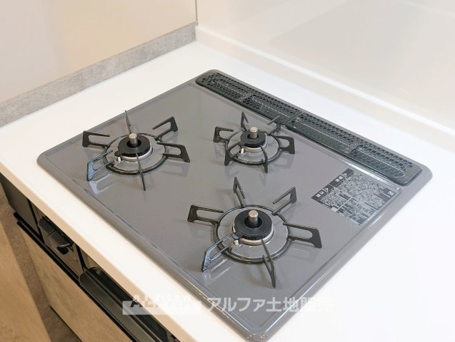 シャルマンコーポ拝島のキッチン|◆ガスコンロ◆複数の料理を同時に進めやすいガスコンロ。炒め物や煮込み料理など、毎日のさまざまなメニューづくりに活躍します。